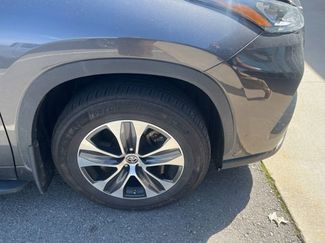 Used 2020 Toyota Highlander XLE video 2