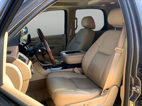 Used 2014 Cadillac Escalade Luxury RWD image 7