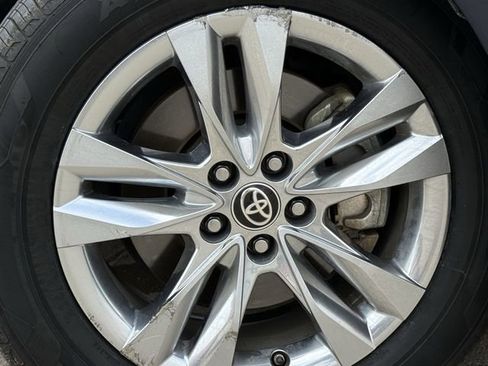 Used 2021 Toyota Sienna Limited image 9