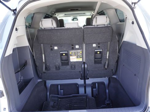 Used 2024 Toyota Sienna LE w/ LE Plus Package image 12