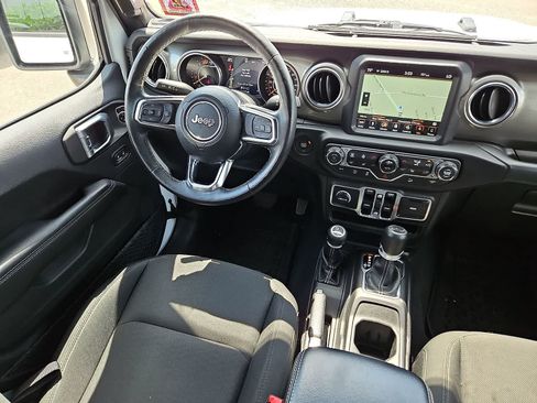 Used 2018 Jeep Wrangler Unlimited Sahara AWD/4WD image 10