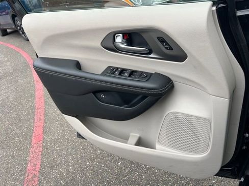 Used 2023 Chrysler Pacifica Touring-L image 16