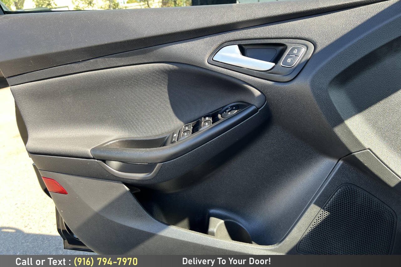 Used 2018 Ford Focus SE w/ Cold Weather Package FWD image 18