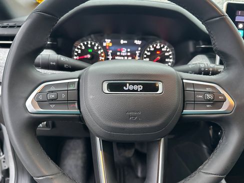 Used 2024 Jeep Compass Latitude image 34