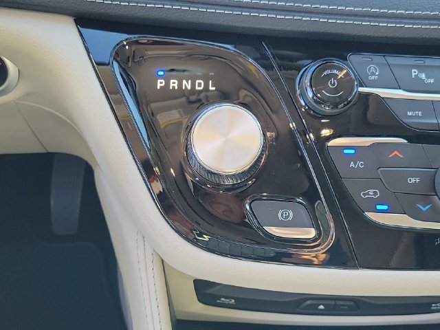 Used 2024 Chrysler Pacifica Limited w/ Uconnect Theater Family Group FWD image 18