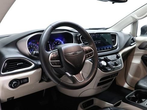 Used 2023 Chrysler Pacifica Touring-L FWD image 15