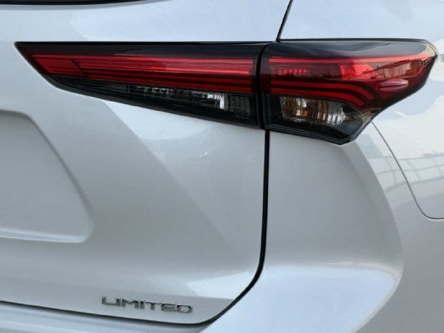 Used 2023 Toyota Highlander Limited FWD image 7