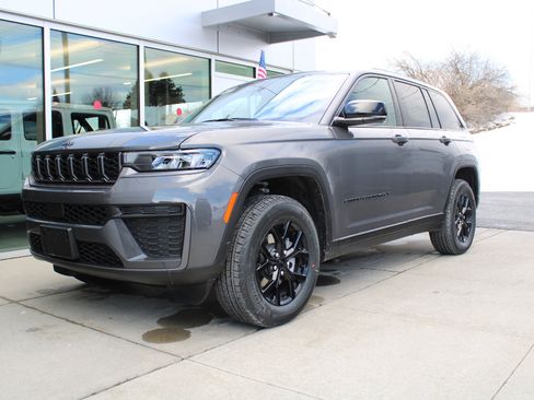 New 2026 Jeep Grand Cherokee Altitude AWD/4WD image 3