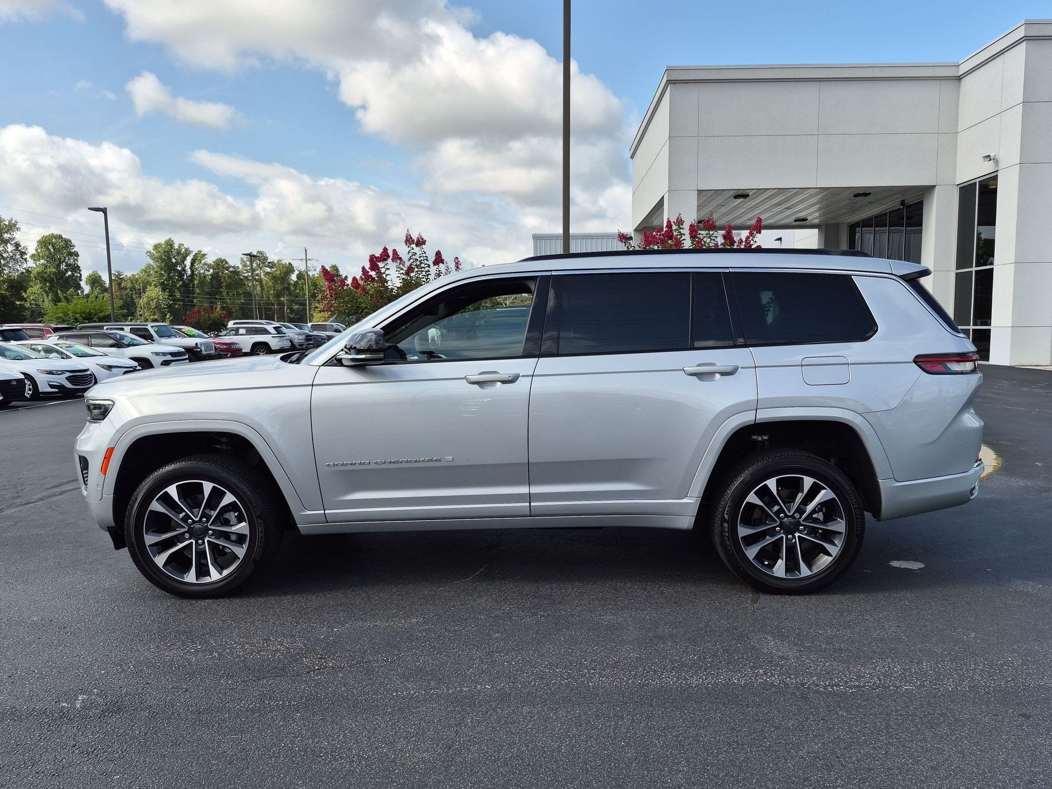 Used 2025 Jeep Grand Cherokee L Overland w/ Luxury Tech Group IV AWD/4WD image 8