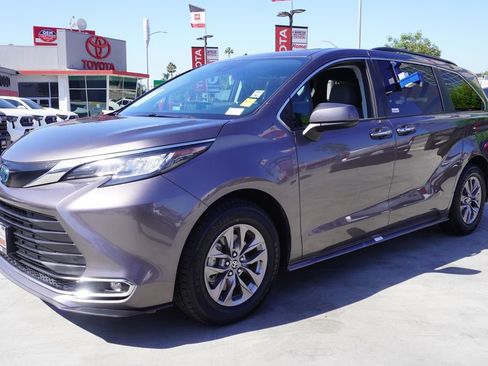 Certified 2023 Toyota Sienna XLE FWD image 4