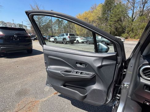 Used 2025 Nissan Versa SV FWD image 18