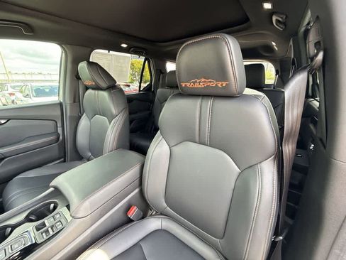 Used 2025 Honda Pilot TrailSport image 14
