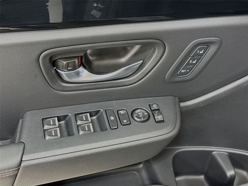 Used 2025 Honda Pilot TrailSport image 17