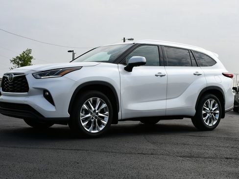 Used 2024 Toyota Highlander Limited FWD image 3