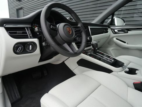 New 2026 Porsche Macan Turbo image 4