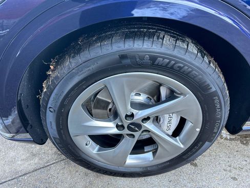 Used 2026 Genesis GV70 2.5T Advanced image 8