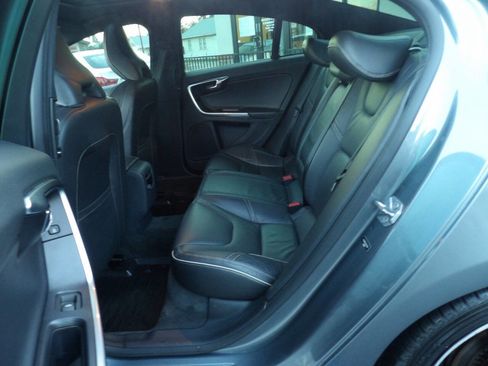 Used 2017 Volvo S60 T6 R-Design Platinum image 11