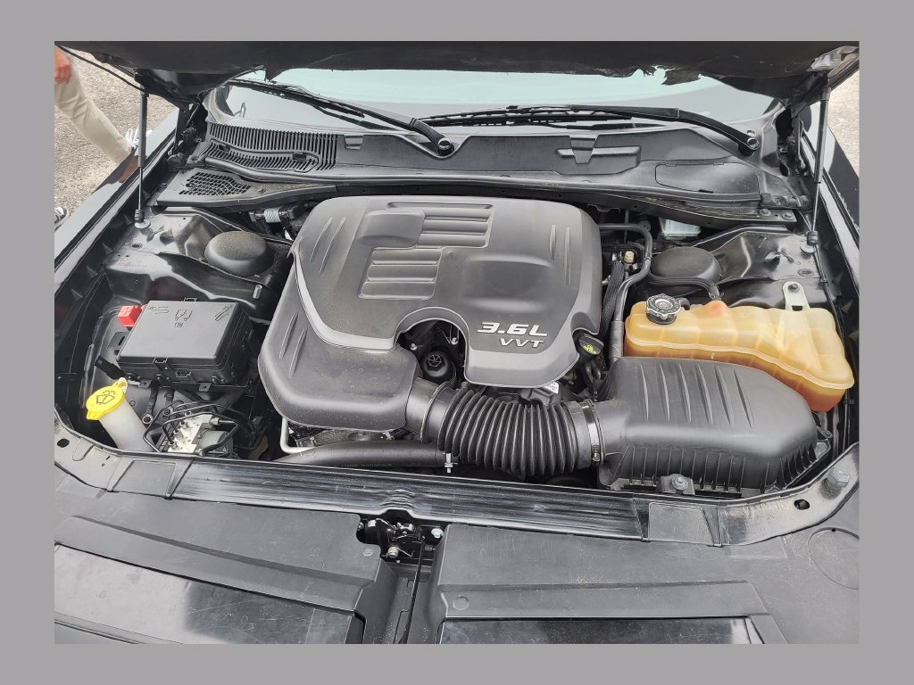 Used 2018 Dodge Challenger SXT RWD image 1
