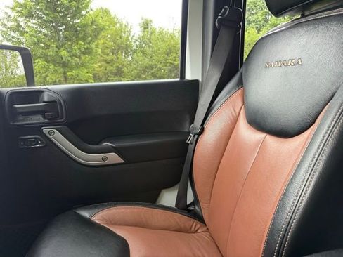 Used 2014 Jeep Wrangler Unlimited Sahara w/ Connectivity Group AWD/4WD image 32