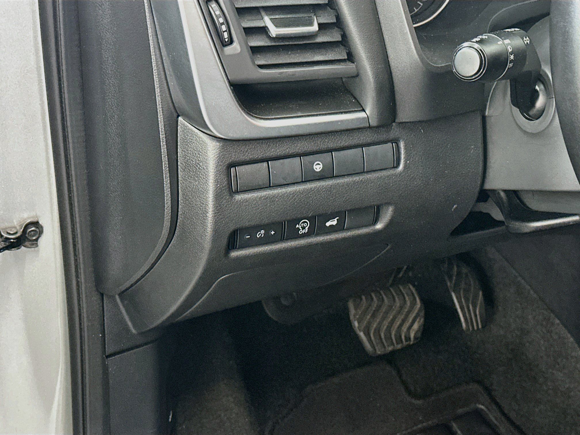 Used 2025 Nissan Rogue SV AWD/4WD image 17
