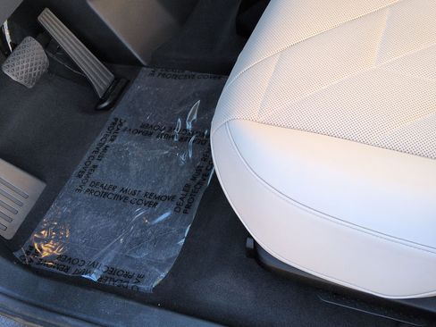 Certified 2025 BMW iX xDrive50 image 17