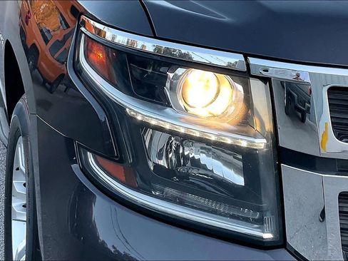 Used 2018 Chevrolet Suburban LT image 26