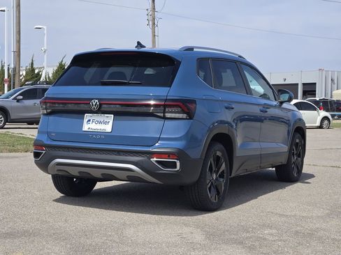 New 2026 Volkswagen Taos SE FWD image 4