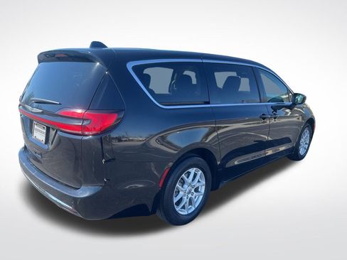 Used 2024 Chrysler Pacifica Touring-L FWD image 5