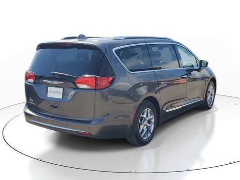 Used 2017 Chrysler Pacifica Limited FWD image 4