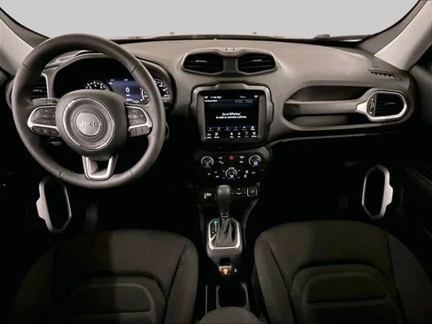 Used 2018 Jeep Renegade Latitude w/ UConnect 8.4 Nav Group AWD/4WD image 14
