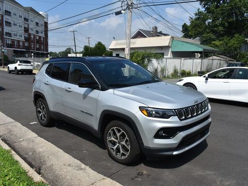 Used 2025 Jeep Compass Limited AWD/4WD image 4