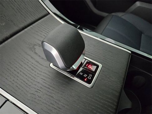 New 2026 Land Rover Range Rover Velar Dynamic SE image 23