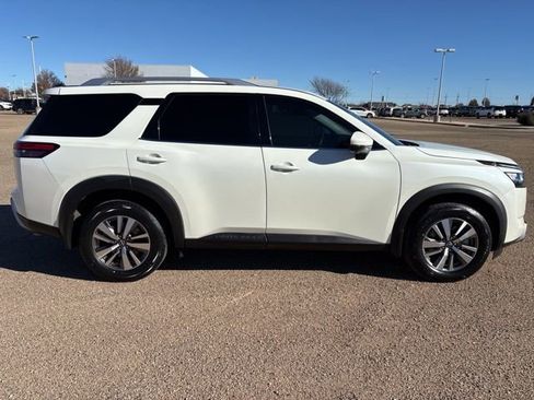 Used 2023 Nissan Pathfinder SL w/ Black Appearance Package image 8