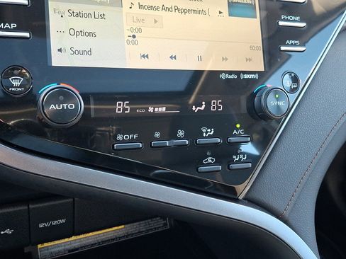 Used 2020 Toyota Camry XLE w/ Sunroof Package image 16