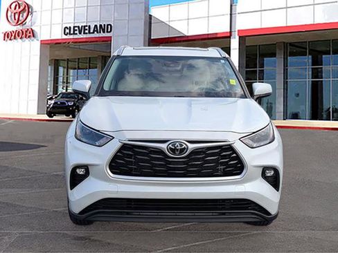 Used 2023 Toyota Highlander XLE image 3