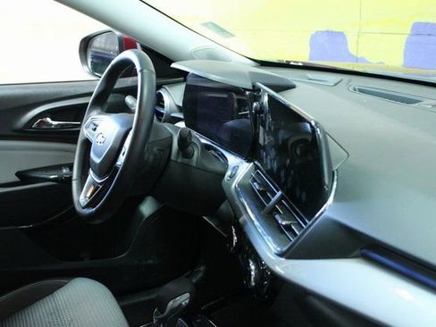 Used 2025 Chevrolet Trax LT w/ LT Convenience Package image 12