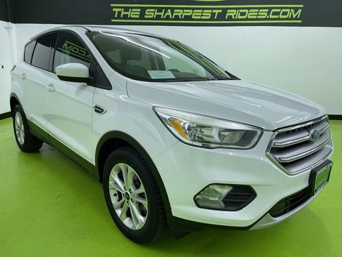 Used 2017 Ford Escape SE image 2
