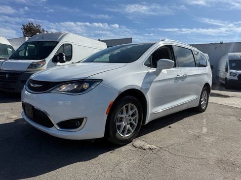 Used 2020 Chrysler Pacifica Touring-L FWD image 3