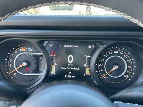 Used 2025 Jeep Wrangler Rubicon w/ Convenience Group AWD/4WD image 12