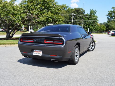 Used 2019 Dodge Challenger SXT image 4