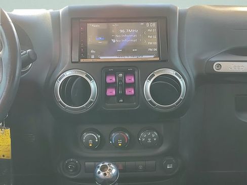Used 2017 Jeep Wrangler Unlimited Sahara w/ Connectivity Group AWD/4WD image 13