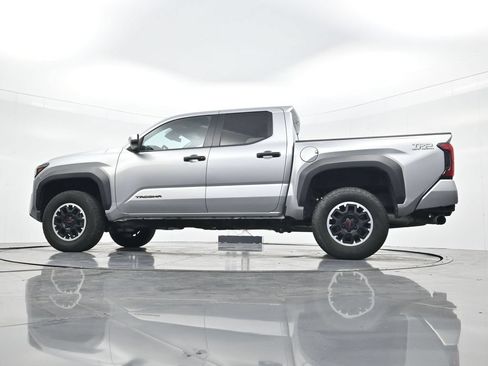 Used 2024 Toyota Tacoma TRD Off-Road AWD/4WD image 38