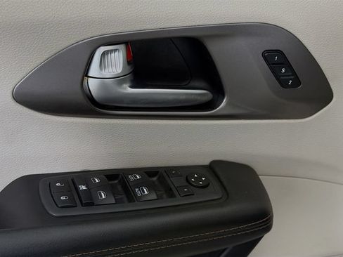 Used 2020 Chrysler Pacifica Touring-L FWD image 18