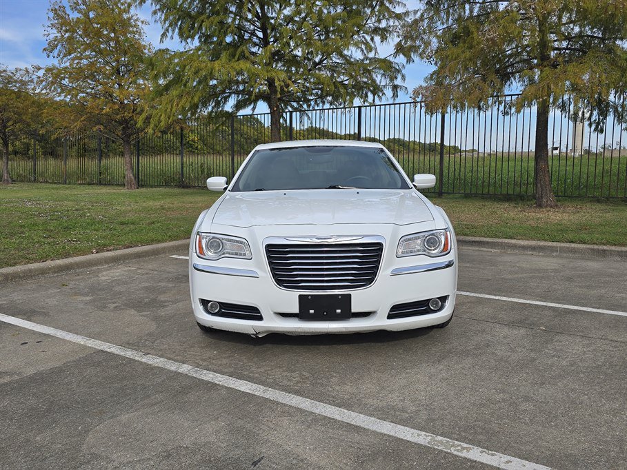 Used 2014 Chrysler 300 w/ Driver Convenience Group RWD image 9
