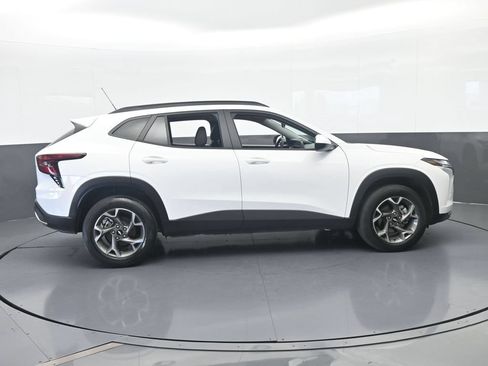 Used 2024 Chevrolet Trax LT FWD image 7