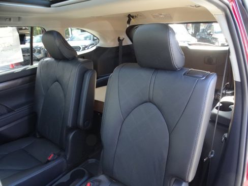 New 2026 Toyota Highlander Platinum AWD/4WD image 12