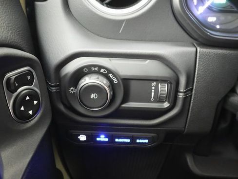 Used 2025 Jeep Wrangler Unlimited Sahara image 18