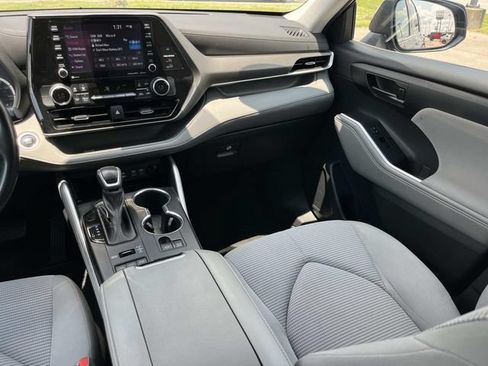 Used 2022 Toyota Highlander LE AWD/4WD image 17