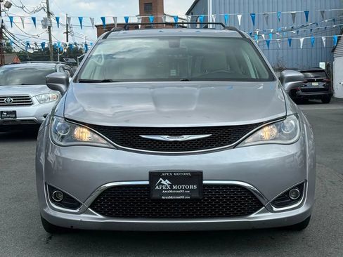 Used 2017 Chrysler Pacifica Touring-L w/ Tire & Wheel Group FWD image 2
