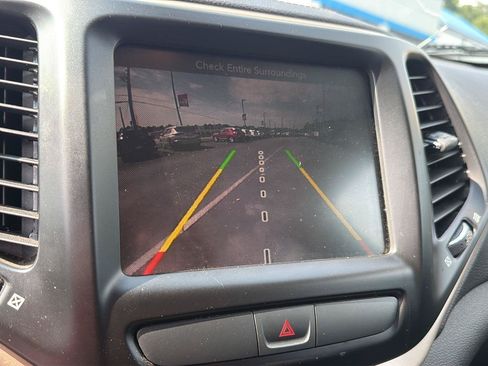 Used 2016 Jeep Cherokee Latitude FWD image 25
